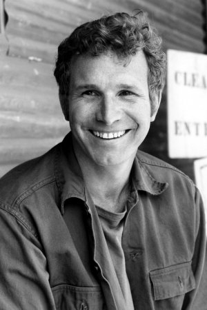 Wayne Rogers, Trapper John on TV’s M*A*S*H, Dies at 82