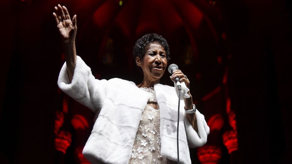Aretha Franklin, 76, Gravely Ill With Cancer, Surrounded by Friends & Family