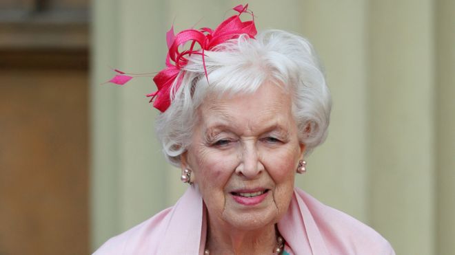 Dame June Whitfield, Star of ‘The Glums’ in the 50’s, Dies at 93