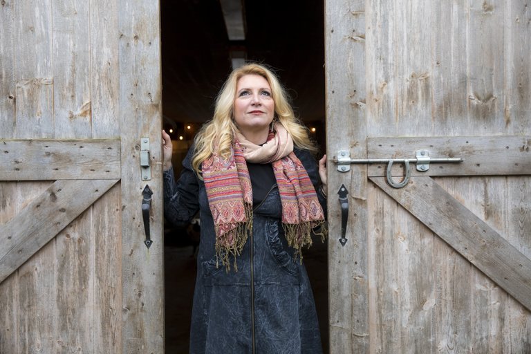 Radio host Delilah shares her private grief with listeners Puget