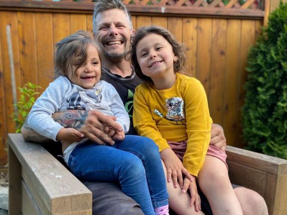 Memory of old TV show helped dad stay calm, save his two daughters from drowning