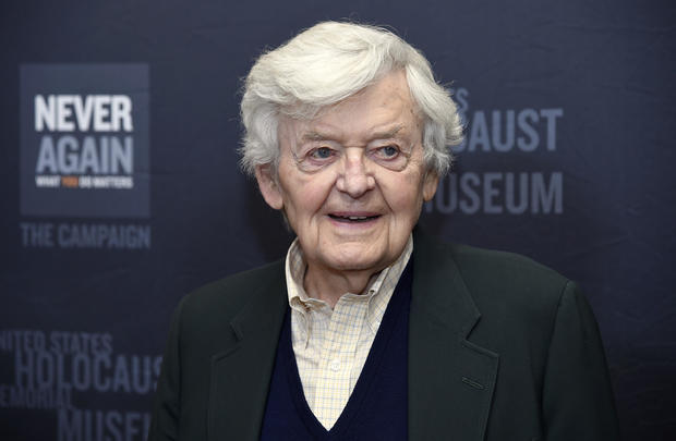 Hal Holbrook, prolific actor who played “Deep Throat” in “All the President’s Men,” has died at 95