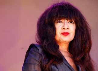 Ronnie Spector, Leader of The Ronettes and ’60s Icon, Dies at 78
