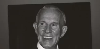 Tom Smothers, Comedian, Musician and Scourge of CBS Censors, Dies at 86