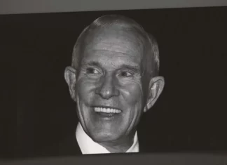 Tom Smothers, Comedian, Musician and Scourge of CBS Censors, Dies at 86