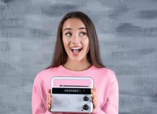 Study: US Women Still Love Their AM/FM Over Spotify and Netflix