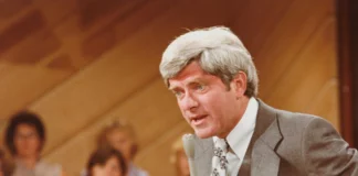 Phil Donahue, Daytime TV Titan and Steadfast Voice Against War, Dies at 88