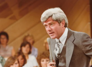 Phil Donahue, Daytime TV Titan and Steadfast Voice Against War, Dies at 88