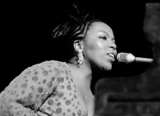 Roberta Flack, ’70s R&B Vocalist Known for ‘Killing Me Softly,’ Dies at 88